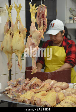 Lima, Pérou - Nov 17, 2019 : Poulet et dinde fraîchement massacrés en vente dans le Marché Central Banque D'Images