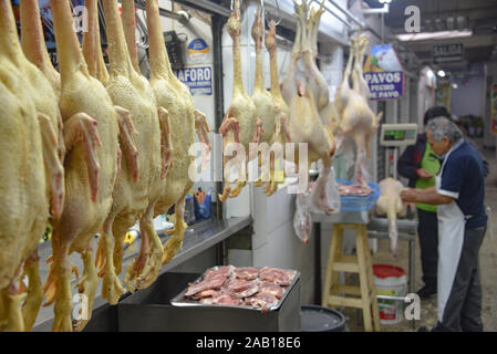 Lima, Pérou - Nov 17, 2019 : Poulet et dinde fraîchement massacrés en vente dans le Marché Central Banque D'Images