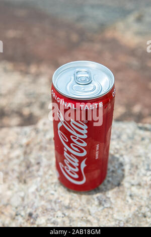 En Inde, à Bangalore, ville, jardin botanique Lalbagh Park, Coca Cola Coke peut sur paysage rocheux plus vieilles roches de la terre datant de 3000 millions d'années Banque D'Images