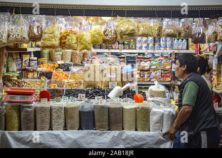 Lima, Pérou - Nov 17, 2019 : Poulet et dinde fraîchement massacrés en vente dans le Marché Central Banque D'Images