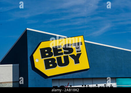 Wyomissing, PA USA - 21 novembre 2019 : Best Buy est un grand détaillant de produits électroniques de consommation américains avec 1 000 endroits aux Etats-Unis, au Canada et au Mexique Banque D'Images