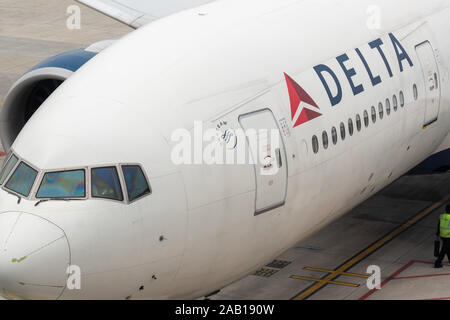 Shanghai, Chine. Nov 7, 2019. Delta Airlines Boeing 777-200LR vu à l'Aéroport International de Shanghai Pudong. Crédit : Alex Tai SOPA/Images/ZUMA/Alamy Fil Live News Banque D'Images