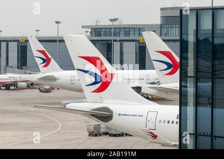 Shanghai, Chine. Nov 7, 2019. China Eastern Airlines avions vu à l'Aéroport International de Shanghai Pudong. Crédit : Alex Tai SOPA/Images/ZUMA/Alamy Fil Live News Banque D'Images