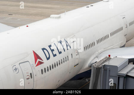 Shanghai, Chine. Nov 7, 2019. Delta Airlines Boeing 777-200LR vu à l'Aéroport International de Shanghai Pudong. Crédit : Alex Tai SOPA/Images/ZUMA/Alamy Fil Live News Banque D'Images