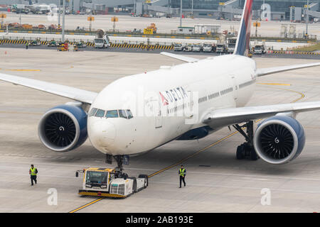 Shanghai, Chine. Nov 7, 2019. Delta Airlines Boeing 777-200LR vu à l'Aéroport International de Shanghai Pudong. Crédit : Alex Tai SOPA/Images/ZUMA/Alamy Fil Live News Banque D'Images
