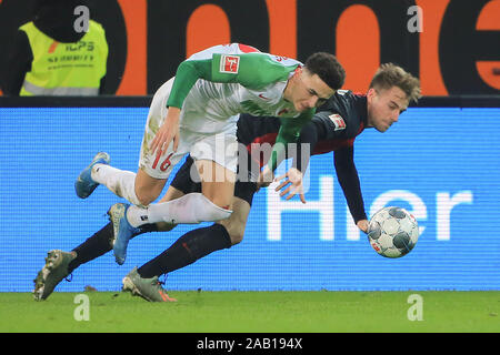 Augsburg, Allemagne. 24 Nov, 2019. Lukas Kluenter (R) de Hertha Berlin rivalise avec Ruben Vargas d'Augsbourg pendant leur match de Bundesliga allemande Augsburg, Allemagne, le 24 novembre, 2019. Crédit : Philippe Ruiz/Xinhua/Alamy Live News Banque D'Images