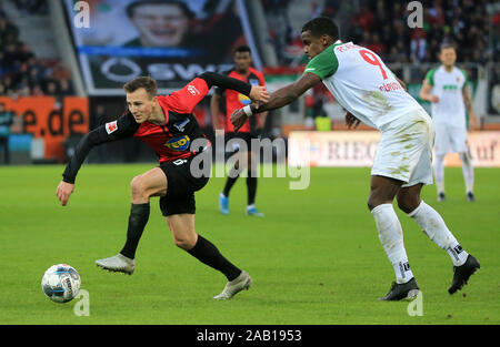 Augsburg, Allemagne. 24 Nov, 2019. Vladimir Darida (L) de Hertha Berlin rivalise avec Sergio Cordova d'Augsbourg pendant leur match de Bundesliga allemande Augsburg, Allemagne, le 24 novembre, 2019. Crédit : Philippe Ruiz/Xinhua/Alamy Live News Banque D'Images