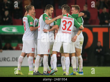 Augsburg, Allemagne. 24 Nov, 2019. André Hahn (1e R) d'Augsbourg célèbre avec ses coéquipiers après avoir marqué lors de leur match contre Bundesliga Hertha à Augsburg, Allemagne, le 24 novembre, 2019. Crédit : Philippe Ruiz/Xinhua/Alamy Live News Banque D'Images