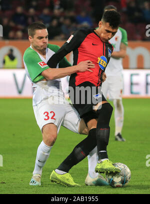 Augsburg, Allemagne. 24 Nov, 2019. Framberger Raphael (L) d'Augsbourg le dispute à Davie de Selke le Hertha Berlin pendant leur match de Bundesliga allemande Augsburg, Allemagne, le 24 novembre, 2019. Crédit : Philippe Ruiz/Xinhua/Alamy Live News Banque D'Images