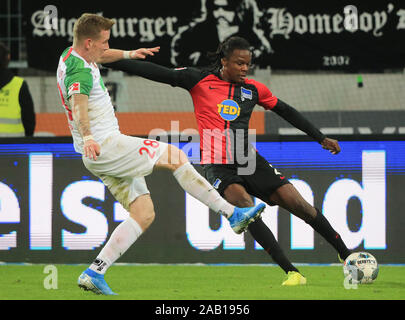 Augsburg, Allemagne. 24 Nov, 2019. Dedryck Boyata (R) de Hertha Berlin rivalise avec André Hahn d'Augsbourg pendant leur match de Bundesliga allemande Augsburg, Allemagne, le 24 novembre, 2019. Crédit : Philippe Ruiz/Xinhua/Alamy Live News Banque D'Images