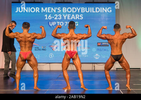 Budapest. 24 Nov, 2019. Les participants concourent dans les juniors garçons 16-23 ans Bodybuilding jusqu'à 75 kg à l'IFBB Junior Musculation et Body Fitness Championnats du monde à Budapest, Hongrie le 24 novembre, 2019. Credit : Attila Volgyi/Xinhua/Alamy Live News Banque D'Images