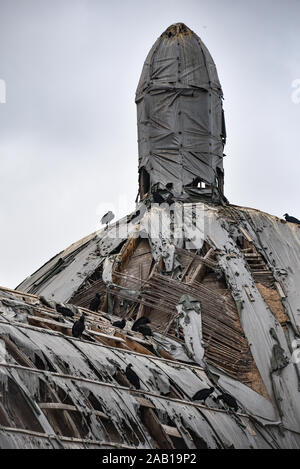 Lima, Pérou - Nov 19, 2019 : les vautours sur le toit en ruine de Iglesia de la Ermita, Barranco Banque D'Images