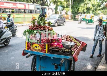 Rues de la ville de Bangalore, Indien variété de fruits, bananes, ananas, mangues, pastèques, melons vendus dans la rue par des commerçants Indiens Hindous Banque D'Images