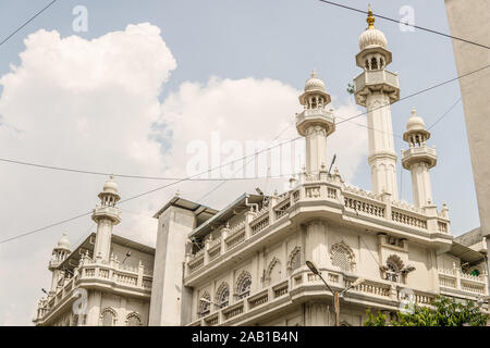 La ville de Bangalore, la Mosquée Jamia Masjid musulmane, la religion de l'Islam, de hautes tours blanches avec de l'or lune en forme de croissant et l'étoile comme symbole Islamique Banque D'Images