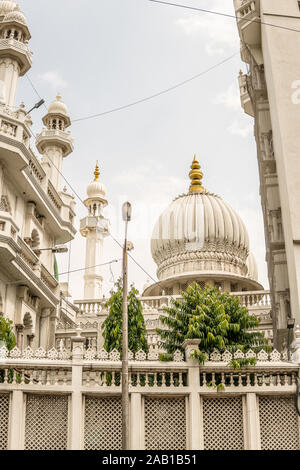 La ville de Bangalore, la Mosquée Jamia Masjid musulmane, la religion de l'Islam, de hautes tours blanches avec de l'or lune en forme de croissant et l'étoile comme symbole Islamique Banque D'Images