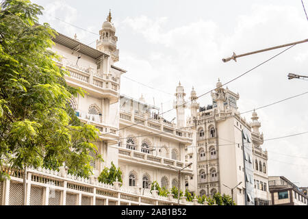 La ville de Bangalore, la Mosquée Jamia Masjid musulmane, la religion de l'Islam, de hautes tours blanches avec de l'or lune en forme de croissant et l'étoile comme symbole Islamique Banque D'Images