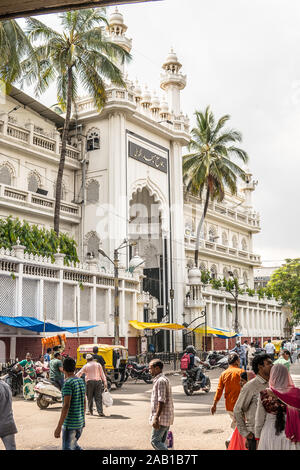 La ville de Bangalore, la Mosquée Jamia Masjid musulmane, la religion de l'Islam, de hautes tours blanches avec de l'or lune en forme de croissant et l'étoile comme symbole Islamique Banque D'Images