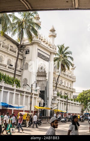 La ville de Bangalore, la Mosquée Jamia Masjid musulmane, la religion de l'Islam, de hautes tours blanches avec de l'or lune en forme de croissant et l'étoile comme symbole Islamique Banque D'Images