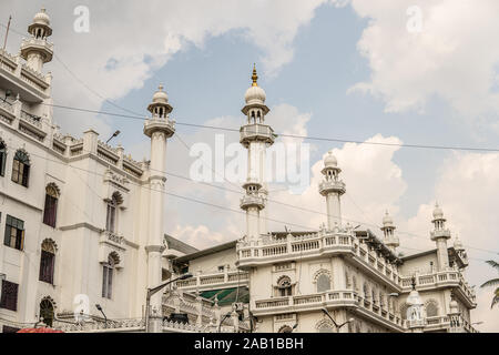 La ville de Bangalore, la Mosquée Jamia Masjid musulmane, la religion de l'Islam, de hautes tours blanches avec de l'or lune en forme de croissant et l'étoile comme symbole Islamique Banque D'Images