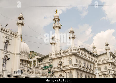 La ville de Bangalore, la Mosquée Jamia Masjid musulmane, la religion de l'Islam, de hautes tours blanches avec de l'or lune en forme de croissant et l'étoile comme symbole Islamique Banque D'Images