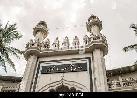 La ville de Bangalore, la Mosquée Jamia Masjid musulmane, la religion de l'Islam, de hautes tours blanches avec de l'or lune en forme de croissant et l'étoile comme symbole Islamique Banque D'Images