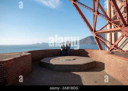 Un couple prend un reste, au-dessus de Fort Point à San Francisco. Banque D'Images