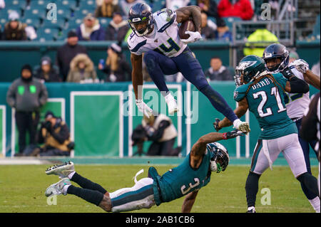 24 novembre 2019 : Seattle Seahawks wide receiver D.K. Metcalf (14) saute sur Philadelphie Eagles Jalen évoluait Mills (31) au cours de la NFL match entre les Seattle Seahawks et les Philadelphia Eagles au Lincoln Financial Field à Philadelphie, Pennsylvanie. Christopher Szagola/CSM Banque D'Images