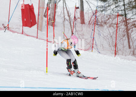Québec,Canada. Un skieur participe à la Super Série Sports Experts Mesdames course de slalom qui s'est tenue à Val Saint-Côme Banque D'Images