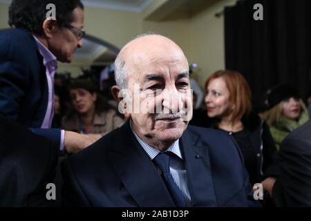 Alger. 25Th Nov, 2019. Candidat à l'élection présidentielle algérienne et de l'ancien Premier Ministre Abdelmadjid Tebboune parle aux médias après une campagne électorale le 24 novembre 2019, à Alger, Algérie. L'Algérie organisera une élection présidentielle le 12 décembre. Source : Xinhua/Alamy Live News Banque D'Images