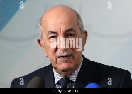 Alger. 25Th Nov, 2019. Candidat à l'élection présidentielle algérienne et de l'ancien Premier Ministre Abdelmadjid Tebboune parle aux médias après une campagne électorale le 24 novembre 2019, à Alger, Algérie. L'Algérie organisera une élection présidentielle le 12 décembre. Source : Xinhua/Alamy Live News Banque D'Images