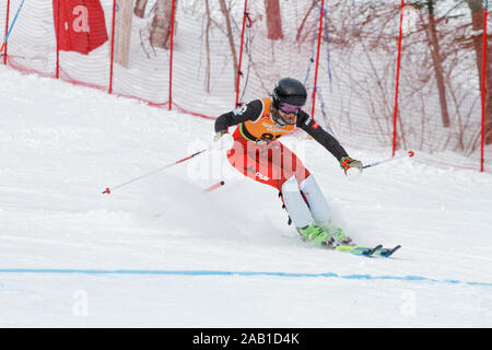 Québec,Canada. Un skieur participe à la Super Série Sports Experts Mesdames course de slalom qui s'est tenue à Val Saint-Côme Banque D'Images