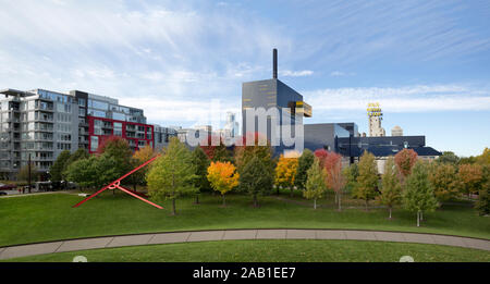 Médaille d'or et le parc Guthrie Theatre durant la saison d'automne au centre-ville de Minneapolis, Minnesota. 1977-1983 La sculpture métal rouge molécule peint Banque D'Images