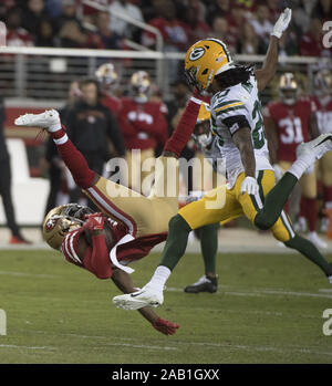 Santa Clara, États-Unis. 24 Nov, 2019. San Francisco 49ers wide receiver Emmanuel Sanders (17) est suspendu par les Packers de Green Bay au premier trimestre chez Levi's Stadium à Santa Clara, Californie le dimanche, Novembre 24, 2019. Photo par Terry Schmitt/UPI UPI : Crédit/Alamy Live News Banque D'Images