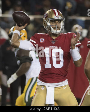 Santa Clara, États-Unis. 24 Nov, 2019. San Francisco 49ers quarterback Jimmy Garoppolo (10) lance contre les Packers de Green Bay au deuxième trimestre chez Levi's Stadium à Santa Clara, Californie le dimanche, Novembre 24, 2019. Photo par Terry Schmitt/UPI UPI : Crédit/Alamy Live News Banque D'Images