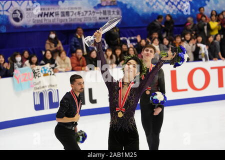 (L-R) 2ème placé France's Kevin Aymoz, vainqueur du Japon et 3ème placé Hanyu Yuzuru Canada's Roman Sadovsky célébrons durant la ISU Grand Prix of Figure Skating Trophée NHK 2019 Men's Award Cérémonie à Sekisuiheim Makomanai Ice Arena, à Sapporo, Hokkaido, Japon, le 23 novembre 2019. Credit : Kiyoshi Sakamoto/AFLO/Alamy Live News Banque D'Images