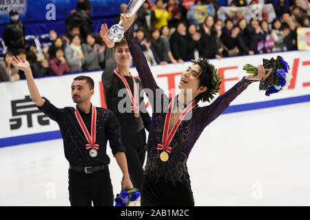 (L-R) 2ème placé France's Kevin Aymoz, 3ème placé le Roman Sadovsky et gagnant du Japon Yuzuru Hanyu célébrer au cours de l'ISU Grand Prix of Figure Skating Trophée NHK 2019 Men's Award Cérémonie à Sekisuiheim Makomanai Ice Arena, à Sapporo, Hokkaido, Japon, le 23 novembre 2019. Credit : Kiyoshi Sakamoto/AFLO/Alamy Live News Banque D'Images