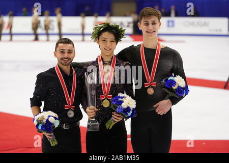 (L-R) 2ème placé France's Kevin Aymoz, vainqueur du Japon et 3ème placé Hanyu Yuzuru Canada's Roman Sadovsky célébrons durant la ISU Grand Prix of Figure Skating Trophée NHK 2019 Men's Award Cérémonie à Sekisuiheim Makomanai Ice Arena, à Sapporo, Hokkaido, Japon, le 23 novembre 2019. Credit : Kiyoshi Sakamoto/AFLO/Alamy Live News Banque D'Images