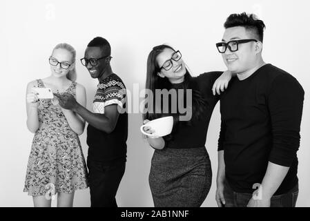 Professionnels divers multi ethnic friends café avec des amis à l'aide de téléphone mobile à l'arrière Banque D'Images