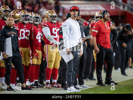 Santa Clara, CA, USA. 24 Nov, 2019. San Francisco 49ers coach Kyle Shanahan regarde vers le bas pendant un match au stade de Levi's le dimanche, Novembre 24, 2019 à Santa Clara. Crédit : Paul Kitagaki Jr./ZUMA/Alamy Fil Live News Banque D'Images