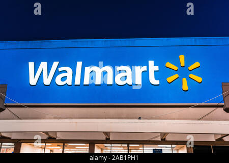 Nov 23, 2019 sur la montagne / CA/ USA - vue nocturne de Walmart signe au-dessus de l'entrée du magasin à l'un de leurs emplacements dans le sud de San Francisco bay area Banque D'Images