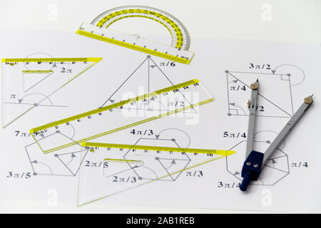 Outils de dessin avec boussole, les projets de construction. Banque D'Images