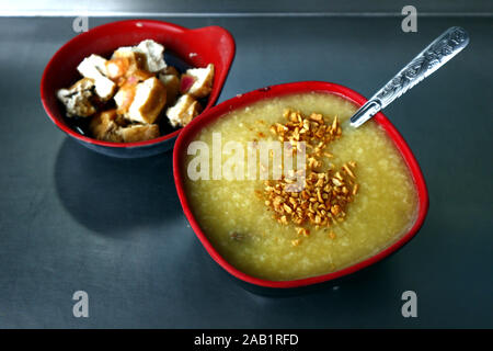 Photo de bol de Goto fraîchement préparé ou bouillie de riz avec du boeuf des entrailles et bol de tranches de tofu frit ou tokwa Banque D'Images