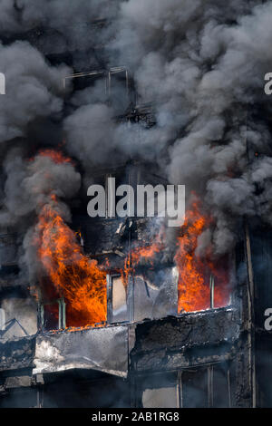 Tour de Grenfell incendie. Tour de Grenfell était un bloc de 24 étages d'appartements faisant partie de l'Ouest de Lancaster Estate, un complexe de logement du conseil de North Kensington, Banque D'Images