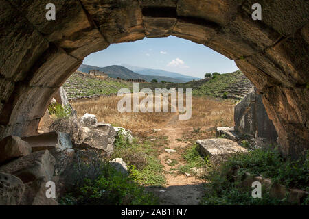 Une vue de l'entrée ouest du tunnel le stade lors de l'ancien site d'Aphrodisias en Turquie. Le stade est à 270 mètres de long, coin 30000. Banque D'Images