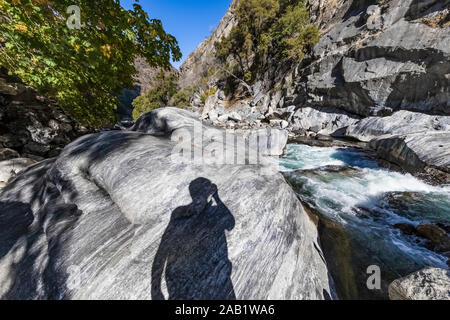 Kings River plongeant à travers Kings Canyon dans le Séquoia géant National Monument, Sequoia National Forest, Californie, USA Banque D'Images