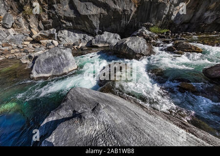 Kings River plongeant à travers Kings Canyon dans le Séquoia géant National Monument, Sequoia National Forest, Californie, USA Banque D'Images