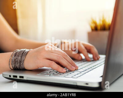 Magasinage en ligne soncept. Close-up woman's hands holding credit card, et saisie des informations de carte à l'aide du clavier d'ordinateur portable pour faire des achats en ligne. Banque D'Images