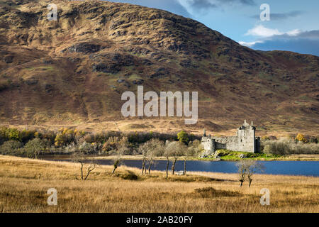 C'est les ruines de château de Kilchurn sur le bord du Loch Awe dans les Highlands écossais Banque D'Images