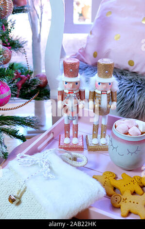 Sur rose tendance or rose et garnie de Noël avec le bac de cookies et chocolat chaud pour Santa, Close up sur bac. Banque D'Images