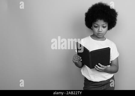 Jeune fille africaine avec les cheveux afro en noir et blanc Banque D'Images